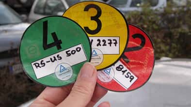 Wer etwa mit einer roten Plakette in eine Umweltzone fährt, riskiert ein Verwarnungsgeld in Höhe von 40 Euro – normalerweise.