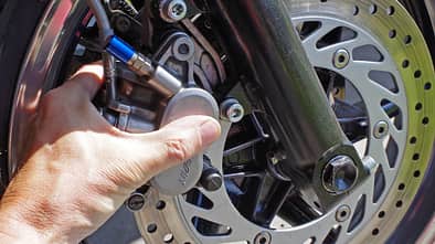 Wie wartet und kontrolliert man die Motorradbremsen?