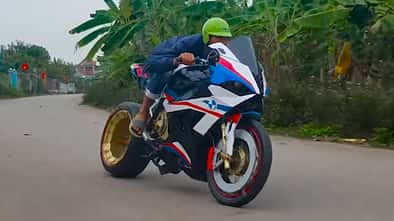 BMW S 1000 RR aus Karton.