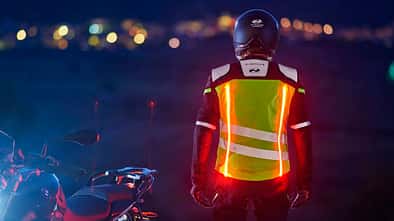 Lichter an Motorradkleidung und Motorradhelmen