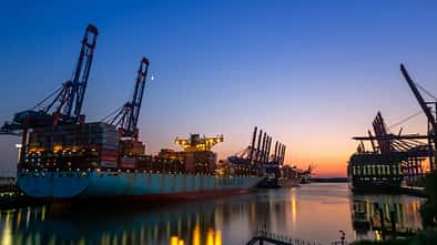 Motorrad Lieferung Container Containerschiff