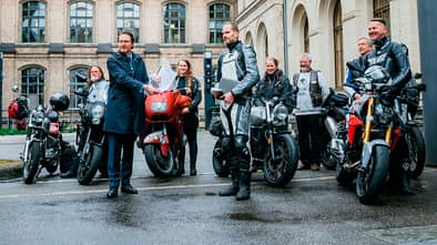 Bundesverkehrsminister Scheuer und Motorradfahrer