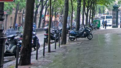 Paris Motorrad parken Gehweg