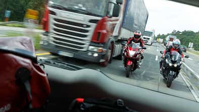Studie Wahrnehmung Motorrad- und Autofahrer sehen Straße anders