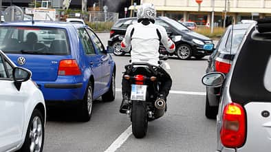 Wie gut erkennen moderne Autos Motorräder