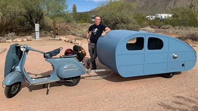 Vespa mit Mini-Wohnwagen 
