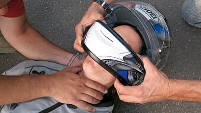 Was ist zu tun, bei einem Motorradunfall: Helm abnehmen, oder nicht?