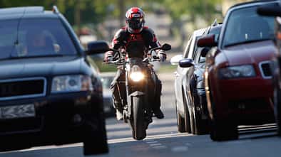 Mit dem Motorrad im Stau