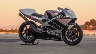 Honda NSR 500 V (1997/001) bei Iconic Motorbikes Auctions