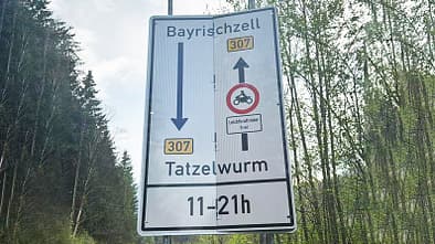 Sudelfeld Motorrad-Fahrverbot Schild (04/2025)