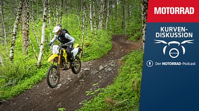 Dirt-Bike Suzuki DR-Z4S bei Trailabfahrt durch Wald. 