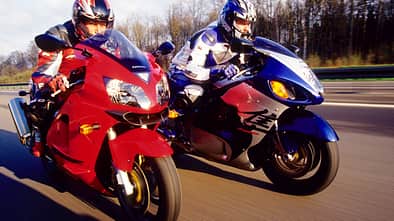 Kawasaki_ZX12R_Suzuki-Hayabusa_2002