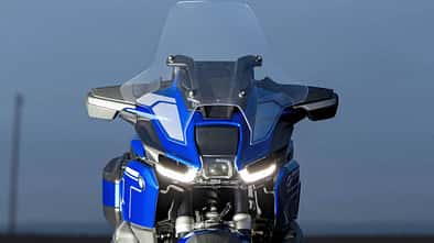 Frontansicht einer BMW R1300 RT, blau lackiert, mit großem Windschild und LED-Scheinwerfern.
