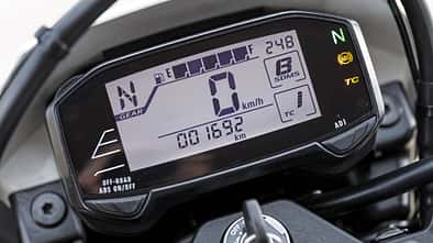 Digitales Cockpit der Suzuki DR-Z4SM mit Tacho, Ganganzeige, Kilometerzähler und Kontrollleuchten.