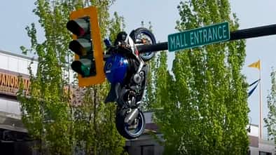 Motorrad hängt nach Unfall an Ampel