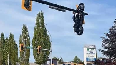 Motorrad hängt nach Unfall an Ampel Motorrad hängt nach Unfall an Ampel