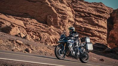 VOGE DS; Motorrad fährt durch Wüste und über Asphalt