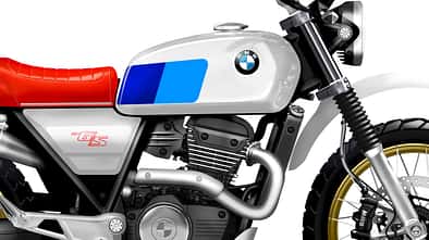 Digitale Seitenansicht einer BMW F 45 G/S als Konzeptzeichnung mit rotem Sitz, goldenen Felgen und BMW-Logo.
