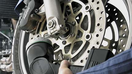 Bremsbeläge am Motorrad kontrollieren Bremsbeläge am Motorrad kontrollieren