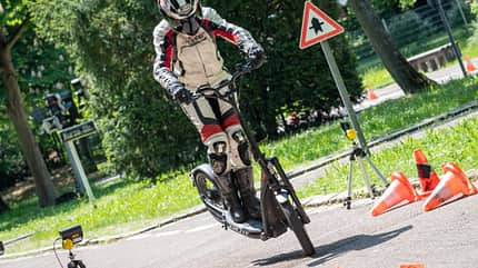 E-Scooter Elektro Tretroller Test Vergleich BMW X2 City Metz Moover Xiaomi M365 Moovi Ninebot ES2