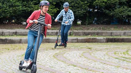 E-Scooter Elektro Tretroller Test Vergleich BMW X2 City Metz Moover Xiaomi M365 Moovi Ninebot ES2
