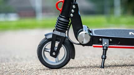 E-Scooter Elektro Tretroller Test Vergleich BMW X2 City Metz Moover Xiaomi M365 Moovi Ninebot ES2