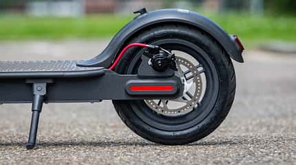 E-Scooter Elektro Tretroller Test Vergleich BMW X2 City Metz Moover Xiaomi M365 Moovi Ninebot ES2