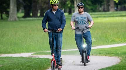 E-Scooter Elektro Tretroller Test Vergleich BMW X2 City Metz Moover Xiaomi M365 Moovi Ninebot ES2