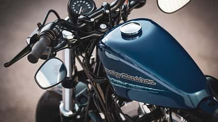 Rückspiegel unterm Lenker am Motorrad Harley-Davidson-Forty-Eigh Detail Rückspiegel unterm Lenker am Motorrad Harley-Davidson-Forty-Eigh Detail