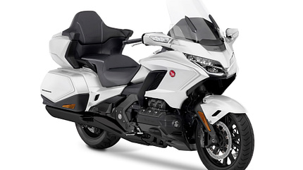 Honda Gold Wing Tour mit DCT und Airbag in der Lackierung "Pearl Glare White" (2020).
