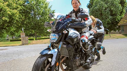 Motorradfahrerinnen Frauen Motorrad rangieren schieben Motorradfahrerinnen Frauen Motorrad rangieren schieben