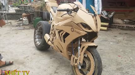 BMW S 1000 RR aus Karton.