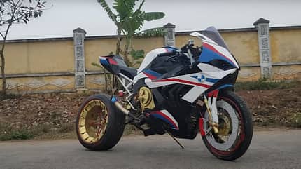 BMW S 1000 RR aus Karton.