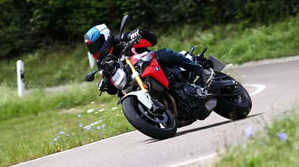 Mittelklasse Naked Bikes Test KTM 790 Duke BMW F 900 R Triumph Street Triple R Mittelklasse Naked Bikes Test