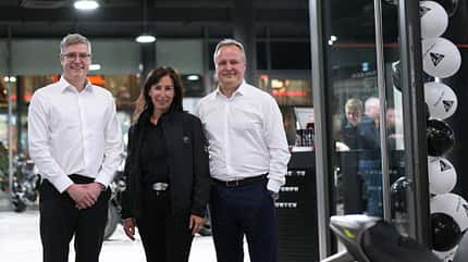 Triumph München Nick Bloor und Natalie Kavafyan und Rainer Dörr (04/2023) Triumph München Nick Bloor und Natalie Kavafyan und Rainer Dörr (04/2023)