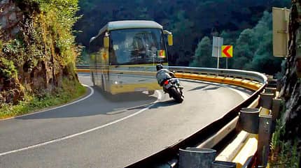 Tipps vom MOTORRAD Coach: Die richtige Kurvenlinie beim Motorradfahren Tipps vom MOTORRAD Coach: Die richtige Kurvenlinie beim Motorradfahren