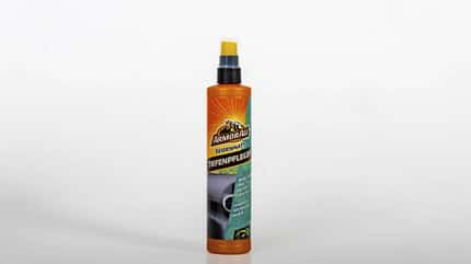 Armor All Tiefenpfleger seidenmatt, Kunststoffpflege, Auto-Innenraum, Pflegemittel, Reinigungsmittel, Produktfoto, Autopflege, Kunststoffreiniger, Innenraumpflege, Armor All Produktfoto einer Flasche Armor All Tiefenpfleger seidenmatt, stehend vor weißem Hintergrund.