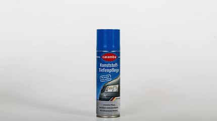 Caramba Kunststoff-Tiefenpflege, Pflegespray, Kunststoffpflege, Autopflege, Innenraumpflege, Außenpflege, Spraydose, Materialschutz, Antistatik, Produktfoto Eine Spraydose Caramba Kunststoff-Tiefenpflege steht freigestellt auf weißem Hintergrund. Das Etikett ist klar lesbar.