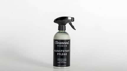 Cleaneed Kunststoffpflege, Kunststoffpflege, Reinigungsmittel, Pflegeprodukt, Sprühflasche, Autopflege, UV-Schutz, Farbauffrischung, Made in Germany, Produktfoto Eine Flasche Cleaneed Premium Kunststoffpflege mit Sprühkopf steht freigestellt auf weißem Hintergrund. Das Produktetikett ist klar lesbar und zeigt die wichtigsten Merkmale wie Farbaufrischung, UV-Schutz und lange Haltbarkeit.