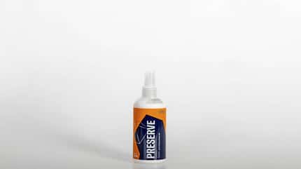 Gyeon Q2M Preserve, Pflegemittel, Fahrzeugpflege, Trim Protectant, Autopflege, Produktfoto, Sprühflasche, Innenraumpflege, Kunststoffpflege Das Bild zeigt eine Flasche Gyeon Q2M Preserve, ein Pflegemittel für Fahrzeugoberflächen, vor weißem Hintergrund.