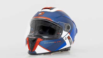 FC-Moto Hawk EVO-X, Motorradhelm, Integralhelm, Helm, Motorradzubehör, Schutzhelm, Visierhelm, Motorradbekleidung, Produktfoto, Sicherheitsausrüstung Der Dateiname '20260317 TJ_FC-Moto Hawk EVO-X-01.jpg' weist eindeutig auf einen Motorradhelm des Modells 'FC-Moto Hawk EVO-X' hin. Das Bild zeigt einen Integralhelm mit klarem Visier, blauer, weißer und roter Lackierung sowie sichtbaren Markenlogos. Die Aufnahme ist ein freigestelltes Produktfoto vor neutralem Hintergrund.