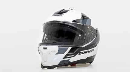 Germot GM 811, Motorradhelm, Integralhelm, Helm, Motorradzubehör, Schutzhelm, Weiß-Schwarz, Visierhelm, Motorradausrüstung, Sicherheitsausrüstung Motorradhelm Germot GM 811 in Studioumgebung, seitliche Ansicht, weiß-schwarzes Design, Visier geschlossen.