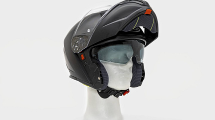 Motorradhelm Rocc 810-02 mit hochgeklapptem Kinnteil auf einem weißen Dummy-Kopf, Studioaufnahme.