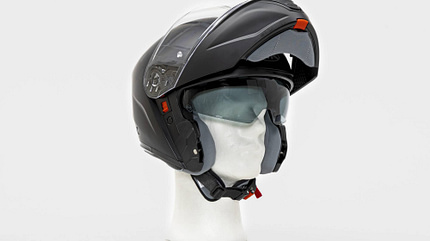 Der MTR K-4 Evo Klapphelm ist auf einem weißen Dummy-Kopf abgebildet. Das Visier ist geöffnet und das integrierte Sonnenvisier ist heruntergeklappt. Der Helm ist in schwarzer Farbe gehalten und zeigt Details wie die Belüftung und den Kinnriemen.