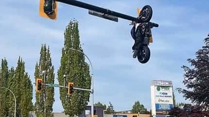 Motorrad hängt nach Unfall an Ampel