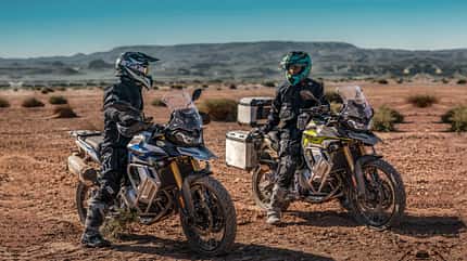 VOGE DS; Motorrad fährt durch Wüste und über Asphalt VOGE DS; Motorrad fährt durch Wüste und über Asphalt