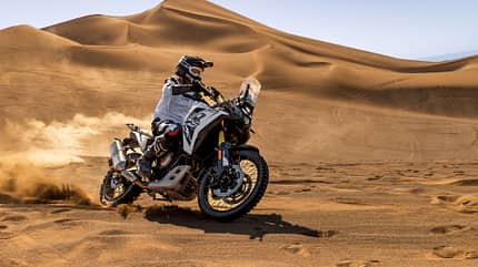 VOGE DS; Motorrad fährt durch Wüste und über Asphalt VOGE DS; Motorrad fährt durch Wüste und über Asphalt