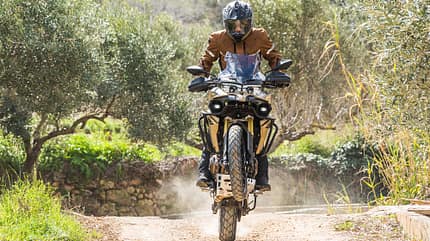 VOGE DS; Motorrad fährt durch Wüste und über Asphalt VOGE DS; Motorrad fährt durch Wüste und über Asphalt