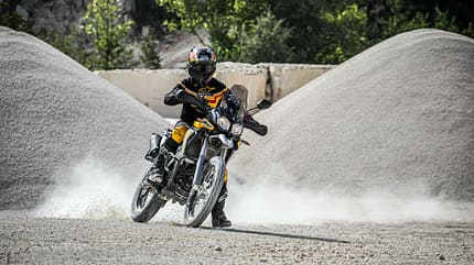 VOGE DS; Motorrad fährt durch Wüste und über Asphalt VOGE DS; Motorrad fährt durch Wüste und über Asphalt