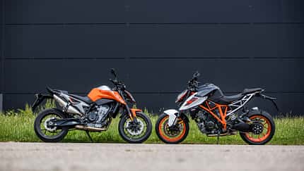 Mittelklasse- gegen Power-Naked Bike